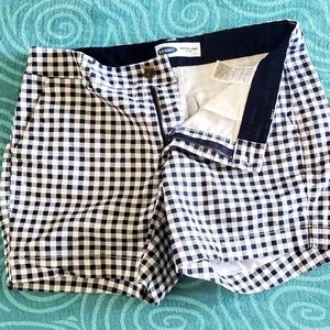 Old Navy mid-rise short size 6 navy and white plaid